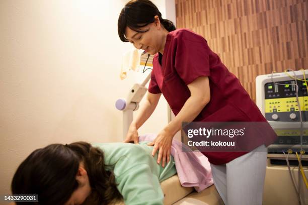 body massage at physiotherapist clinic. - body massage japan stock pictures, royalty-free photos & images