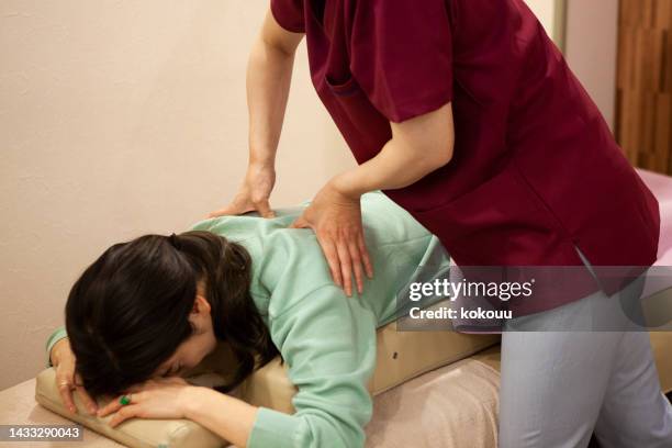 body massage at physiotherapist clinic. - body massage japan stock pictures, royalty-free photos & images