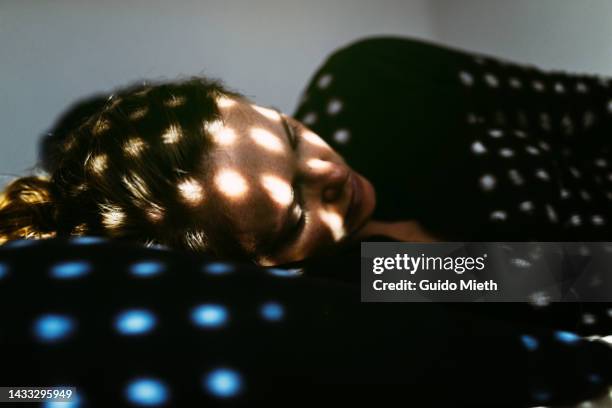 depressed woman lying on the bed at home. - mal di testa foto e immagini stock