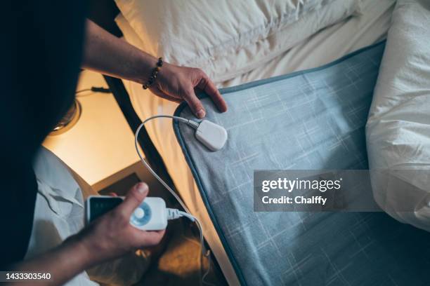 using electric blanket in winter during energy crisis - electric blanket stockfoto's en -beelden