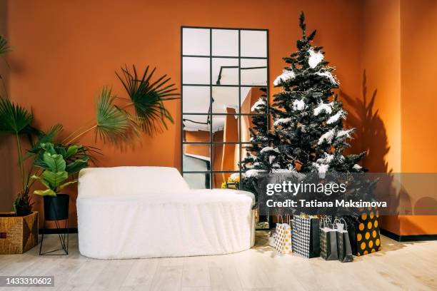 modern apartment with christmas tree decorated with white feathers. - christmas palm tree stock-fotos und bilder