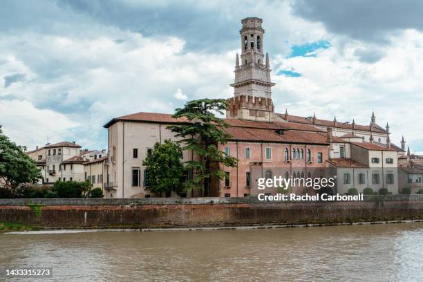 bell tower of the verona cathedral from the other side of the river. - véneto stock pictures, royalty-free photos & images