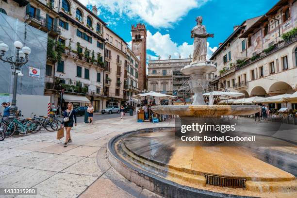 statue of madonna verona's fountain in a "piazza erbe" square full of tourists. - véneto bildbanksfoton och bilder