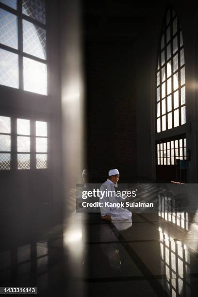 muslim man praying with prayer beads in mosque - imam 個照片及圖片檔