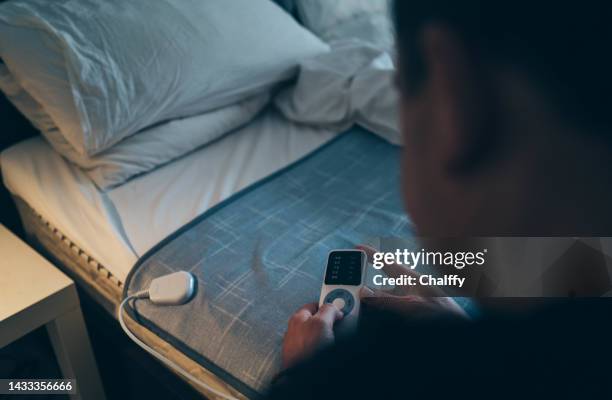 using electric blanket in winter during energy crisis - electric blanket stockfoto's en -beelden