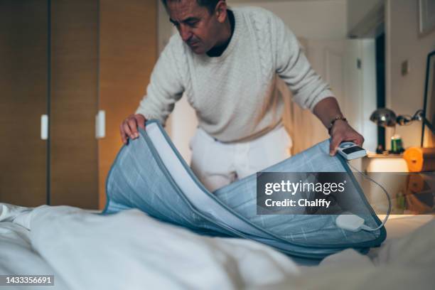 using electric blanket in winter during energy crisis - electric blanket stockfoto's en -beelden