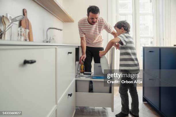 father and son recycling - caixote de reciclagem imagens e fotografias de stock