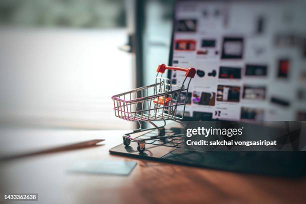 online shopping concept - e-commerce stock-fotos und bilder