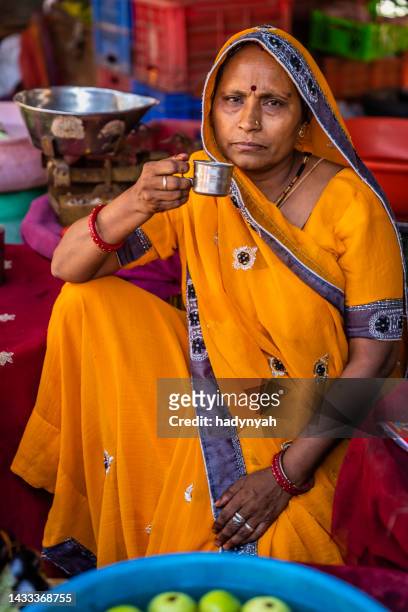 indische straßenverkäufer, die gemüse in jaipur, indien verkaufen - tee indien trinken stock-fotos und bilder