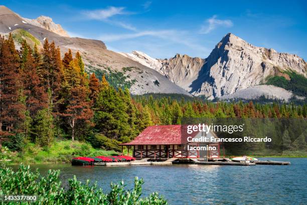 canada, kayak boat house and canadian rockies - boathouse fotografías e imágenes de stock