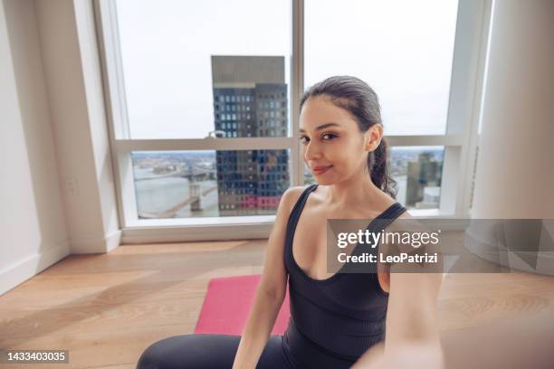 selfie post-entraînement - une femme prend une photo après son cours de yoga - home workout selfie photos et images de collection