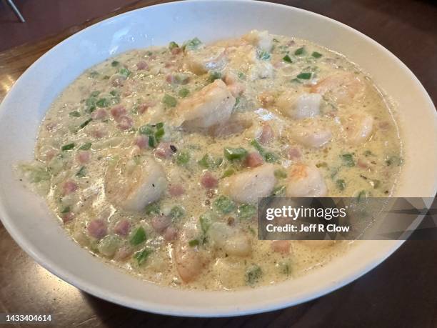 fresh bowl of shrimp and grits - shrimp and grits stock-fotos und bilder