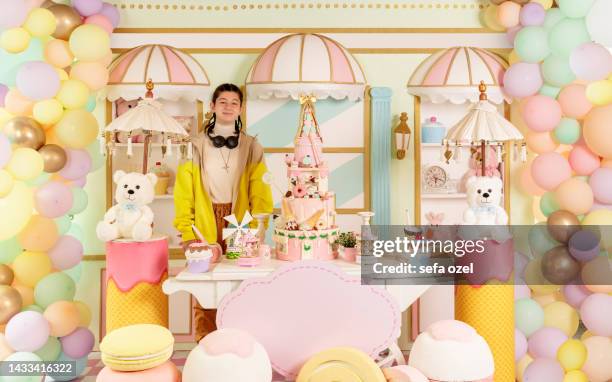 teenage girls birthday party organisation - cake sale stock-fotos und bilder