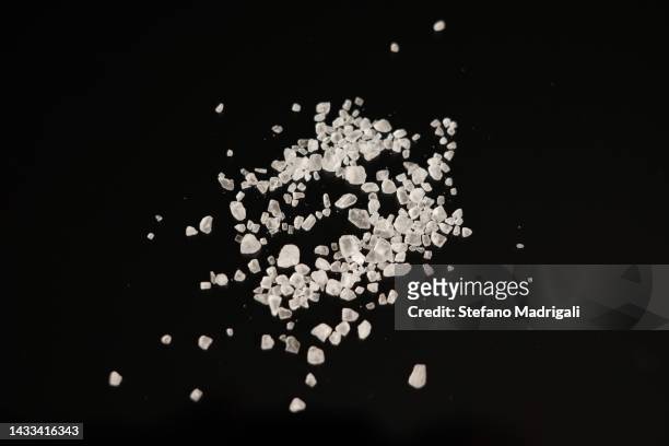 salt grains on a black background - sal mineral fotografías e imágenes de stock