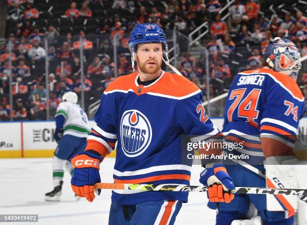 Brett Kulak of the Edmonton Oilers awaits a face-off during the game Photo d'actualité - Getty Images