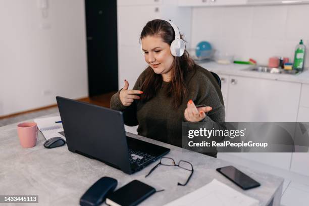 home based female teacher talking to her students - image based social media stockfoto's en -beelden