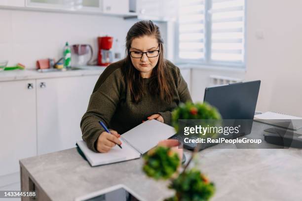 ein junger schüler mit brille nach einer online-lektion - big fat white women stock-fotos und bilder