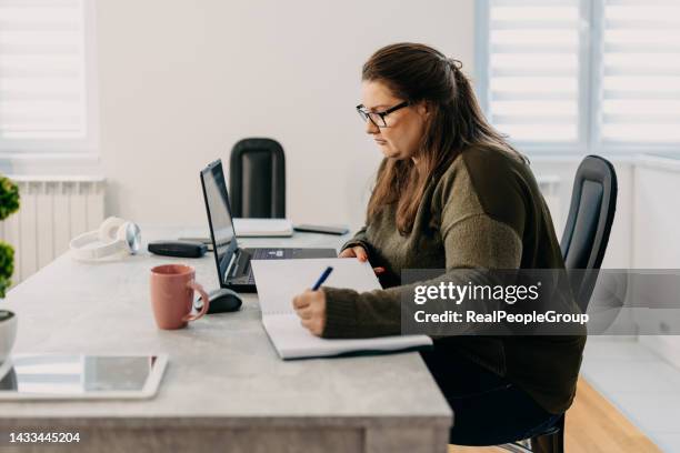 schöne schülerin mit brille, die eine online-lektion hat - university students real studying stock-fotos und bilder