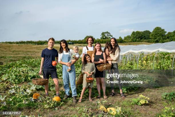 retrato de agricultores e famílias em canteiro de abóboras - self sufficiency - fotografias e filmes do acervo