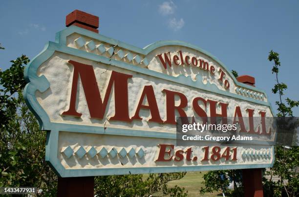 marshall texas city sign viewed from the side - town sign stock pictures, royalty-free photos & images