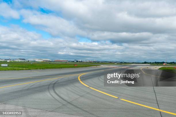 Airport runway in Toronto Pearson International Airport, Canada 이미지 ...
