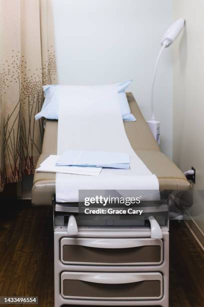 examination table in doctor's office - diritti riproduttivi foto e immagini stock