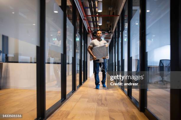 gelegenheitsunternehmer zieht ins büro - moving office stock-fotos und bilder