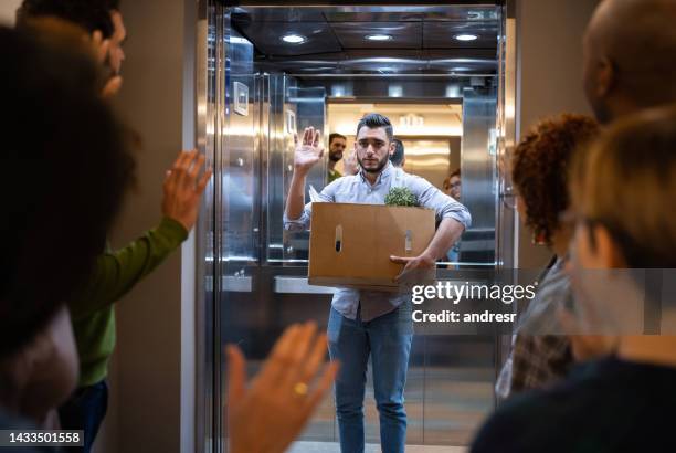 hombre siendo despedido en su trabajo y saliendo de la oficina - despedido fotografías e imágenes de stock