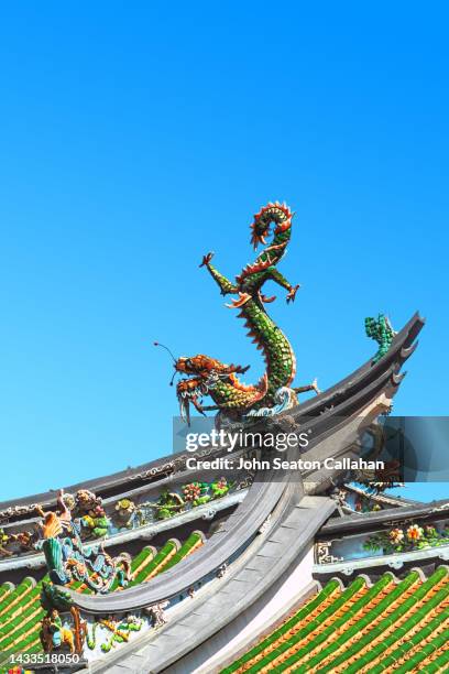 singapore, rooftop dragon at thian hock keng temple - singapore thian hock keng temple stock pictures, royalty-free photos & images