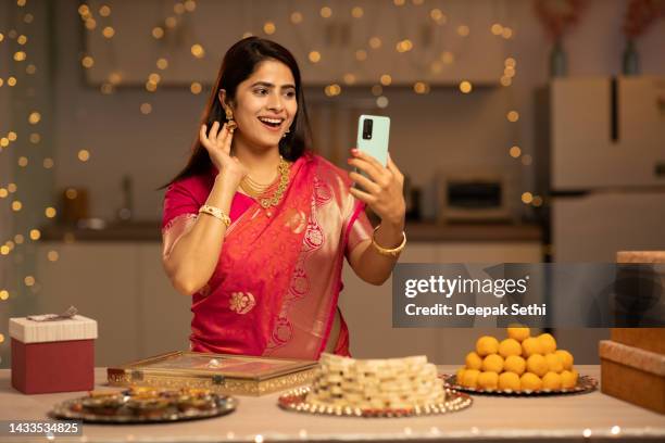 indische junge frau diwali feiern, stockfoto - diwali sweets stock-fotos und bilder