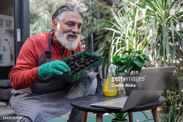 portrait of a senior male botanist - botanist stockfoto's en -beelden