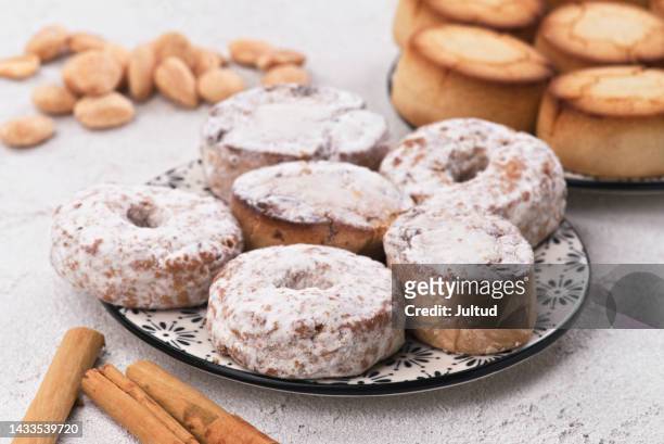 christmas shortbread and rosquillas sprinkled on decorated plate on white textured base - rosquillas ストックフォトと画像