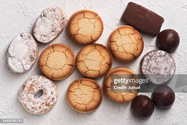 take from above and christmas shortbread, on a rustic white base. - polvorón photos et images de collection