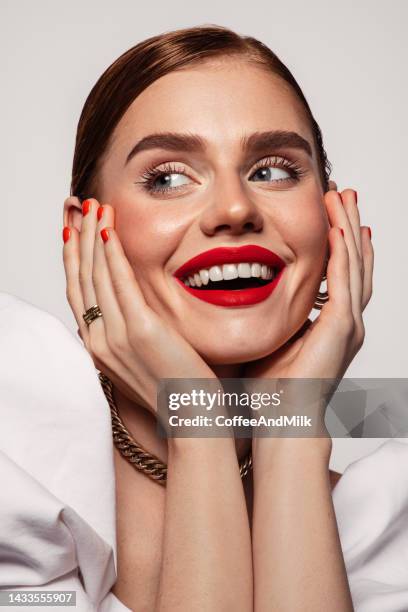 beautiful emotional woman with bright make-up - rode lippenstift stockfoto's en -beelden