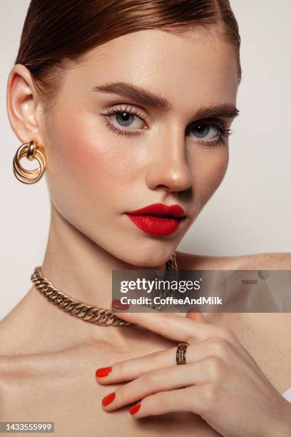 hermosa mujer emocional con maquillaje brillante - earring fotografías e imágenes de stock