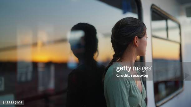 porträt einer jungen touristin, die mit der fähre reist - reflexion stock-fotos und bilder