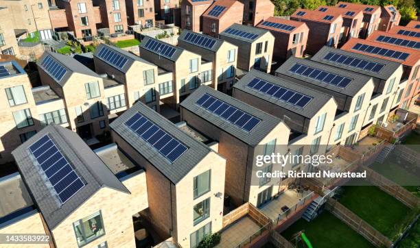 solar powered street - housing development fotografías e imágenes de stock