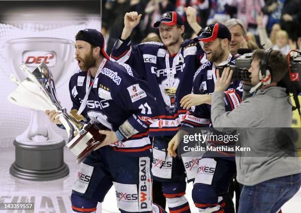 Sven Felski of Berlin and his team mates celebrate with the cup after winning the DEL final match between EHC Eisbaeren Berlin and Adler Mannheim at...