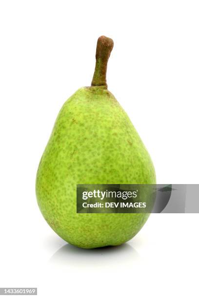 green pear white background close - pera fotografías e imágenes de stock