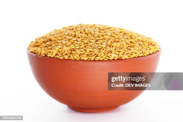 pigeon peas lentils in bowl against white background - dal stock-fotos und bilder