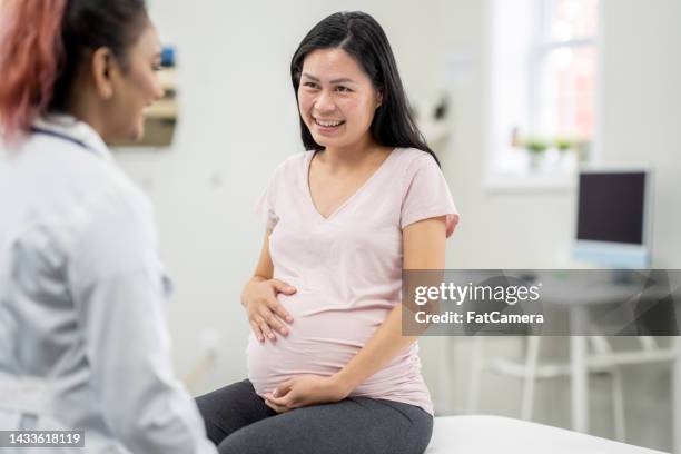 frau bei einem pränatalen arzttermin - pregnant woman at doctor stock-fotos und bilder