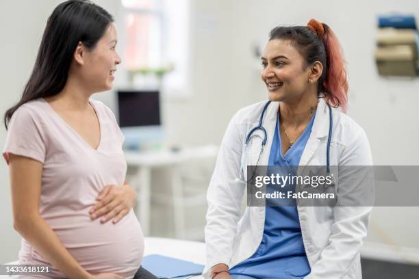 woman at a prenatal medical appointment - arab women fat 個照片及圖片檔