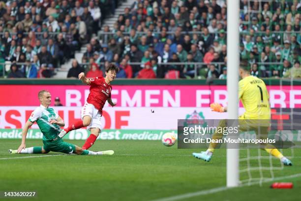 Lee Jae-Song of 1.FSV Mainz 05 scores their team's second goal during the Bundesliga match between SV Werder Bremen and 1. FSV Mainz 05 at Wohninvest...