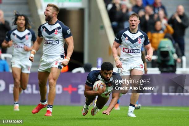 Kallum Watkins of England touches down for their side's fourth try during the Rugby League World Cup 2021 Pool A match between England and Samoa at...