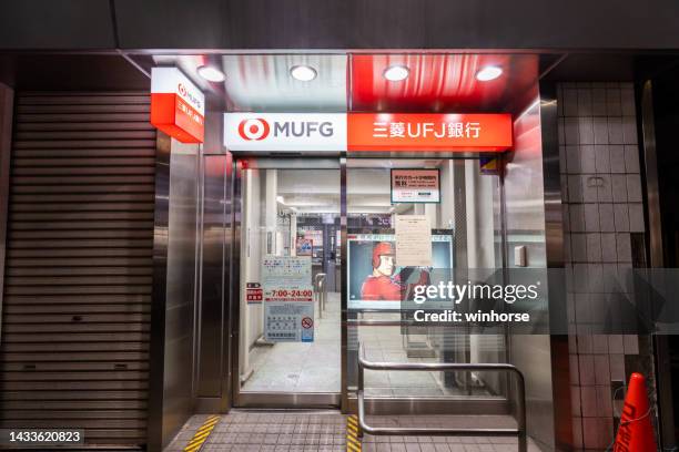 mufg bank en tokio, japón - mitsubishi group fotografías e imágenes de stock