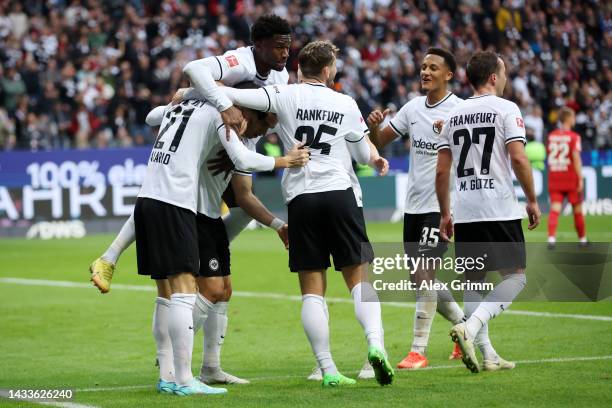 Lucas Alario of Eintracht Frankfurt celebrates with teammates after scoring their team's fifth goal during the Bundesliga match between Eintracht...