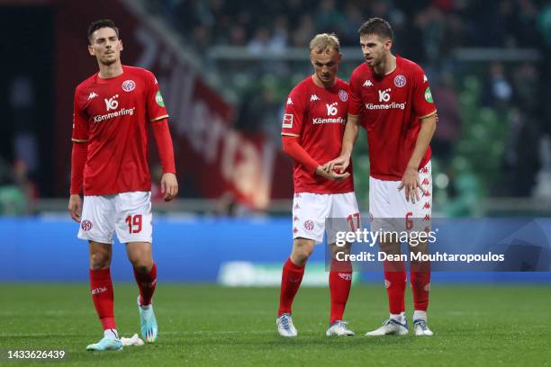 Anthony Caci, Niklas Tauer and Anton Stach of 1.FSV Mainz 05 look on during the Bundesliga match between SV Werder Bremen and 1. FSV Mainz 05 at...