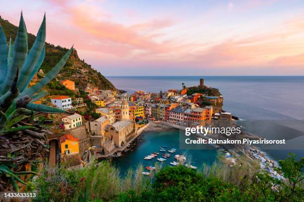 majestic touristic village on the hill with colorful mediterranean buildings. fantastic travel and photography place at sunset, vernazza, cinque terre national park, liguria, italy, europe - travel europe stock-fotos und bilder