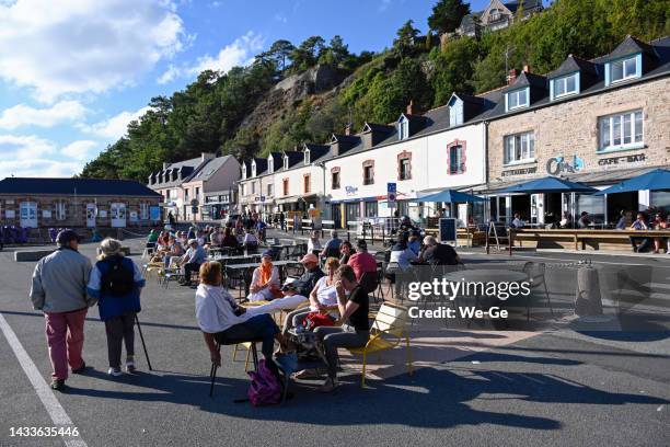 outdoor restaurants in the port of erquy - cotes d'armor 個照片及圖片檔