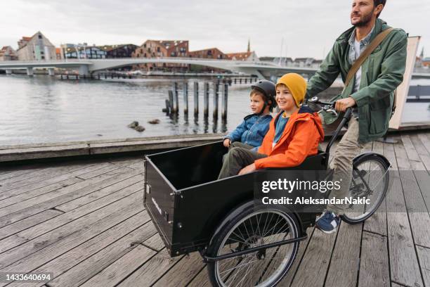 hanging out with our dad - two kids with cycle imagens e fotografias de stock